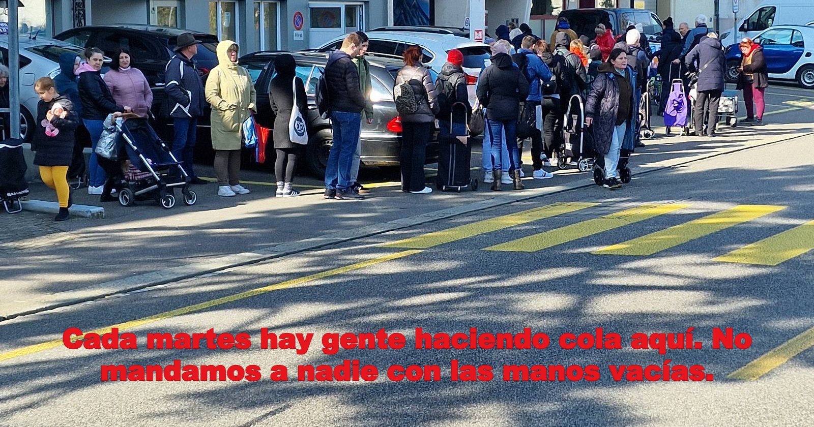 Cada martes hay gente haciendo cola aquí. No mandamos a nadie con las manos vacías.