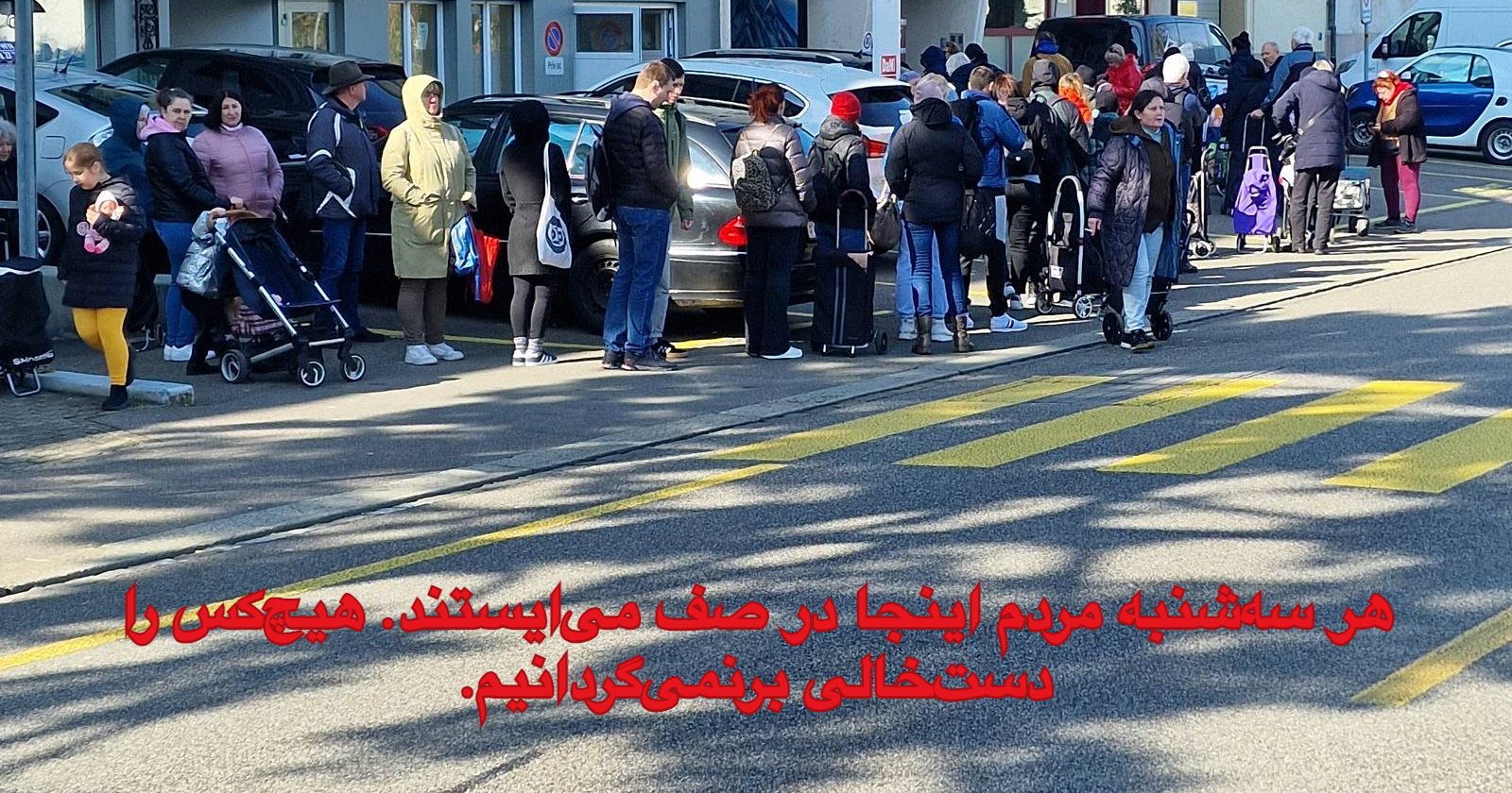 هر سه‌شنبه مردم اینجا در صف می‌ایستند. هیچ‌کس را دست‌خالی برنمی‌گردانیم.