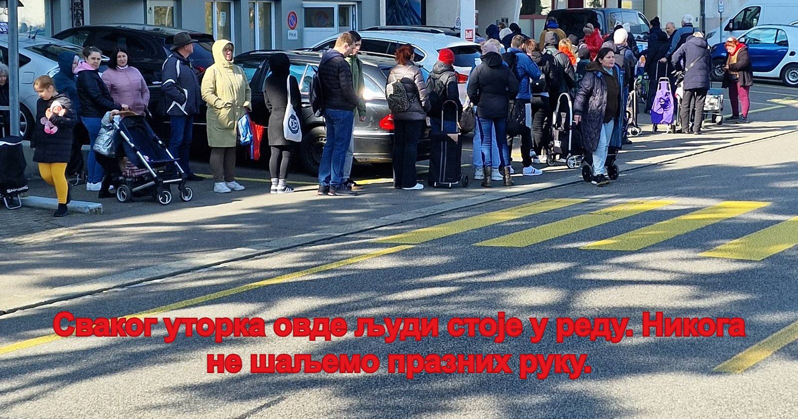 Сваког уторка овде људи стоје у реду. Никога не шаљемо празних руку.